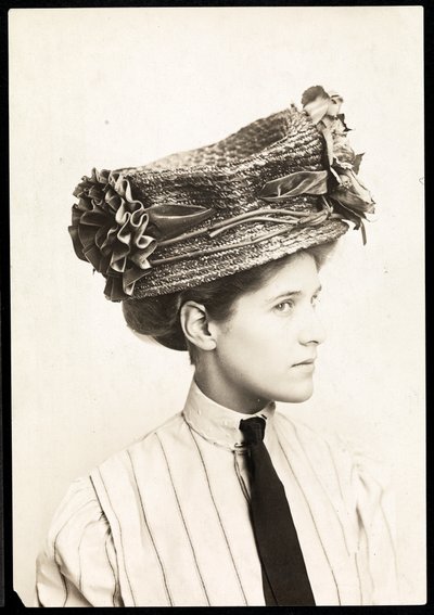 Fotografia de moda de uma mulher modelando um chapéu, Nova York, 1890-1910 (impressão de gelatina de prata) de Byron Company